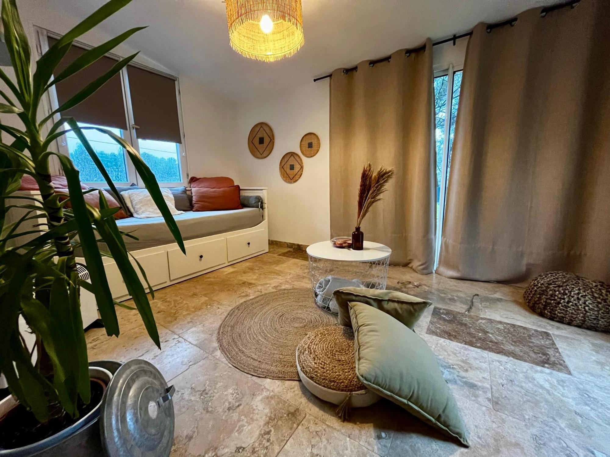 Maison Provencale Au Calme De La Campagne Avec Jacuzzi Aix-en-Provence Luaran gambar