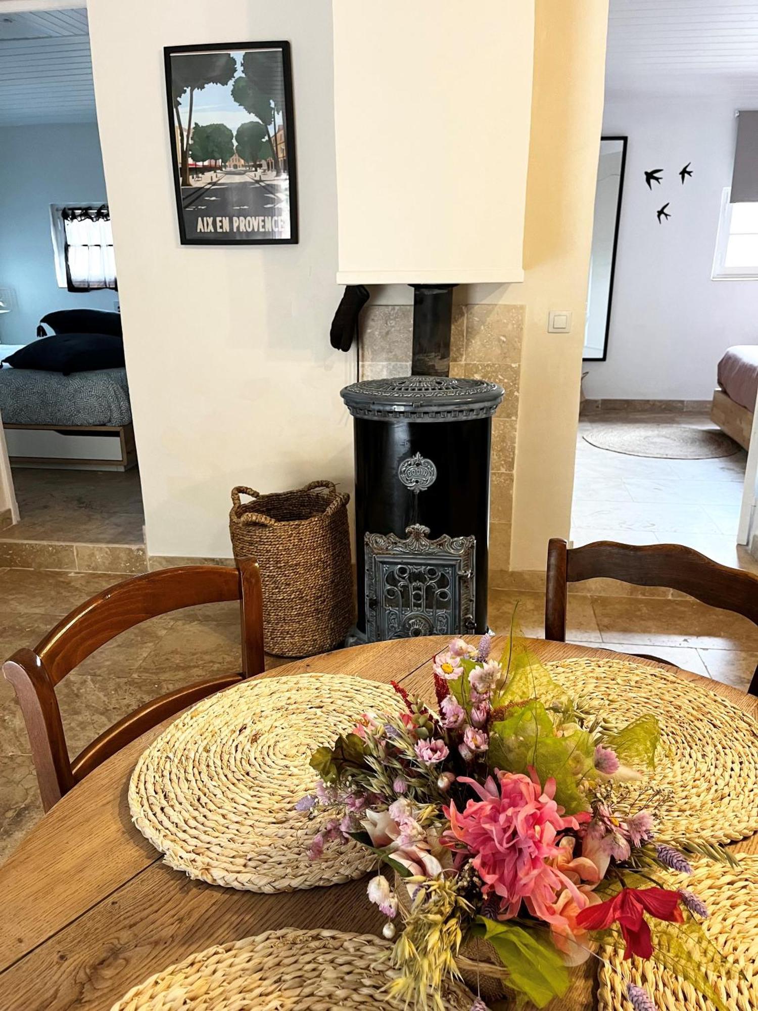 Maison Provencale Au Calme De La Campagne Avec Jacuzzi Aix-en-Provence Luaran gambar